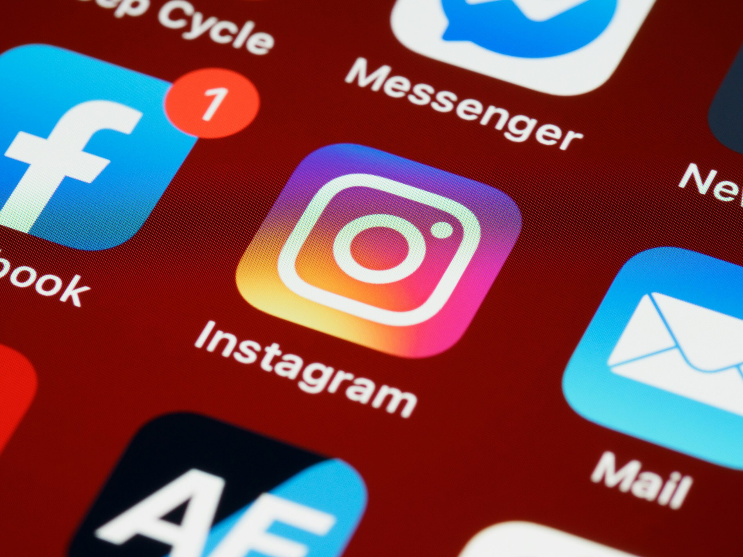 Instagram vs Facebook: What’s Best for Your Business in the UAE?